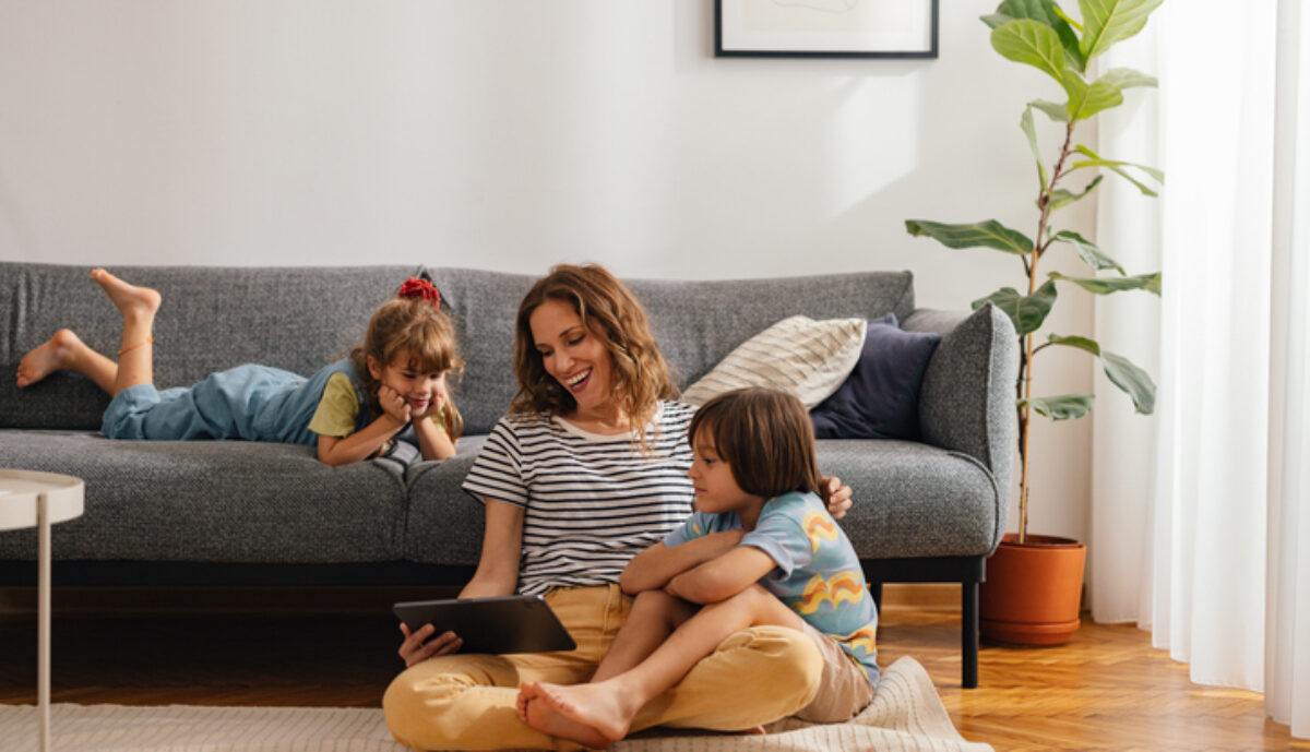 Familie mit Tablet im Wohnzimmer