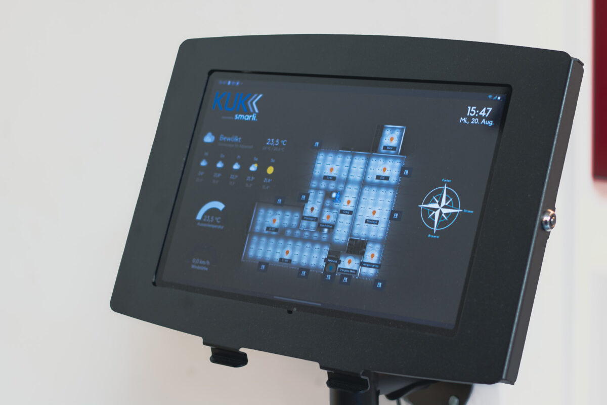Tablet an der Wand mit dem smarli. Dashboard bei KUK