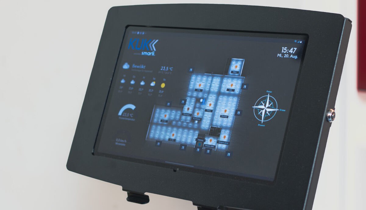 Tablet an der Wand mit dem smarli. Dashboard bei KUK