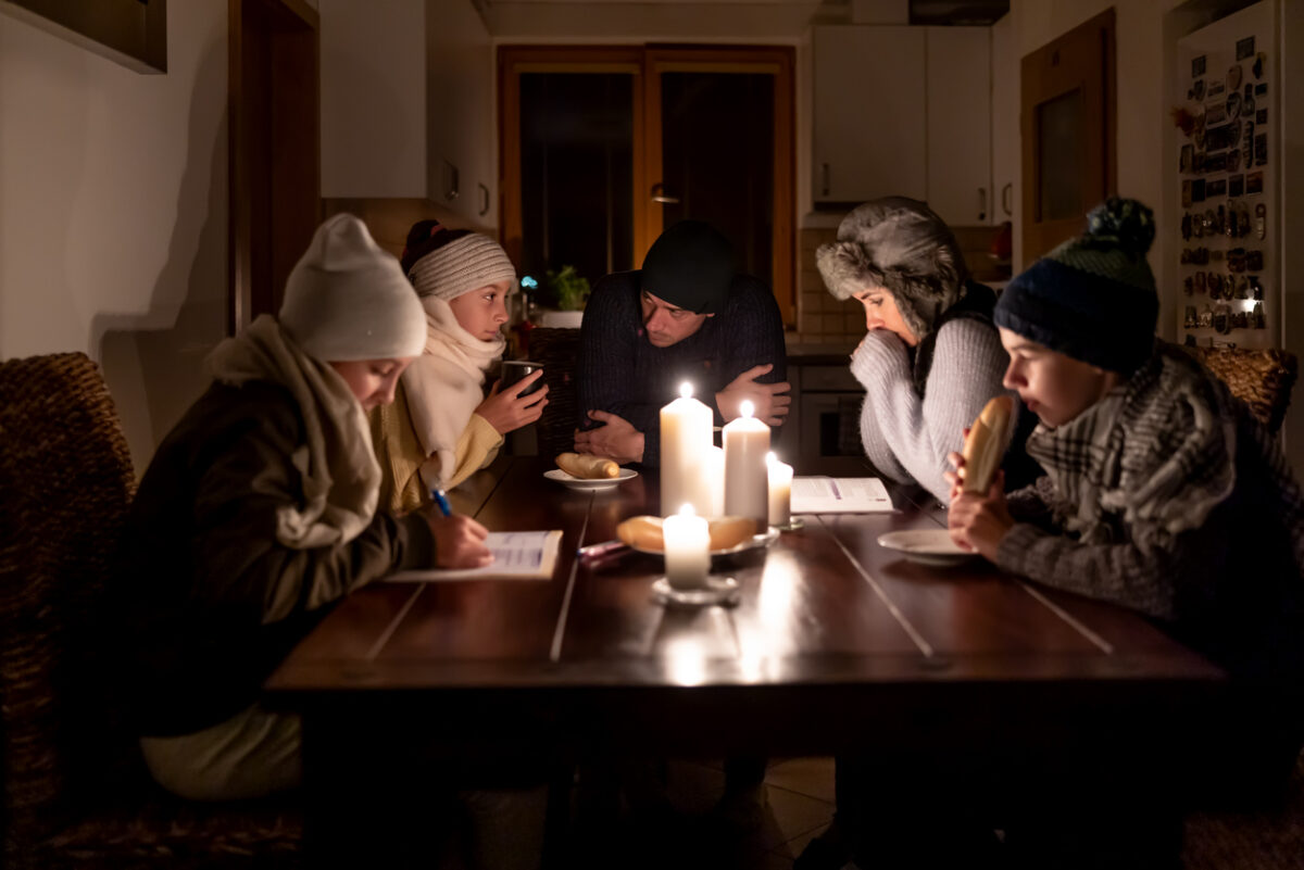 Familie bei Stromausfall im Kerzenlicht